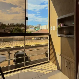 Vista da sala de estar com uma rua residencial no exterior.