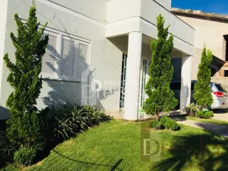 Fachada de uma residência em Lajeado, Brasil, com jardim verde.