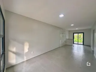 Vista interna de um corredor com piso de cerâmica em uma residência.