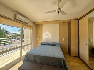 Quarto com vista para a varanda e jardim em Lajeado.