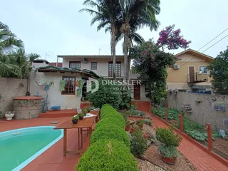 Vista externa de uma propriedade com piscina e jardim em Lajeado, Brasil.