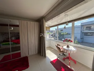 Quarto com armário e vista para o exterior em Lajeado, Brasil.