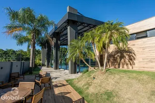 Área externa com deck e jardim de uma residência em Lajeado.