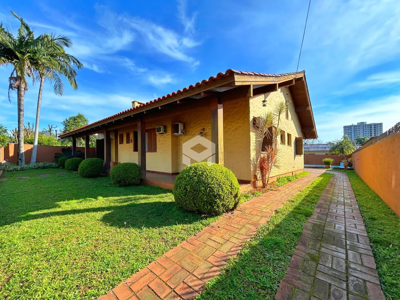 A fachada de uma casa em Lajeado, Brasil, com jardim e caminho de tijolos.