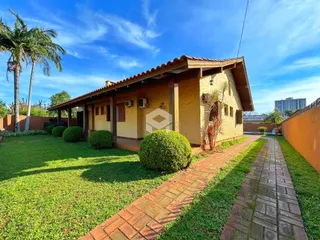 A fachada de uma casa em Lajeado, Brasil, com jardim e caminho de tijolos.