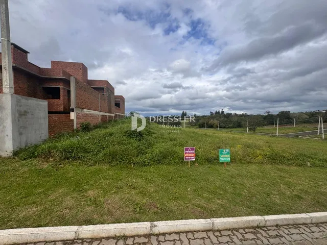 Vista externa de uma residência e área gramada em Lajeado, Brasil.