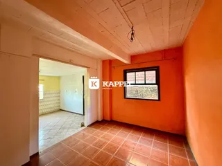 Hallway com piso de cerâmica e parede laranja.