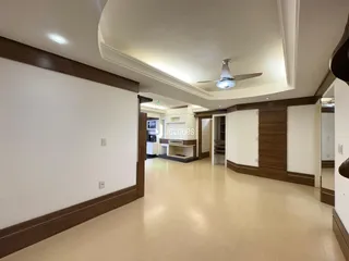 Hall de entrada com piso claro e detalhes em madeira.