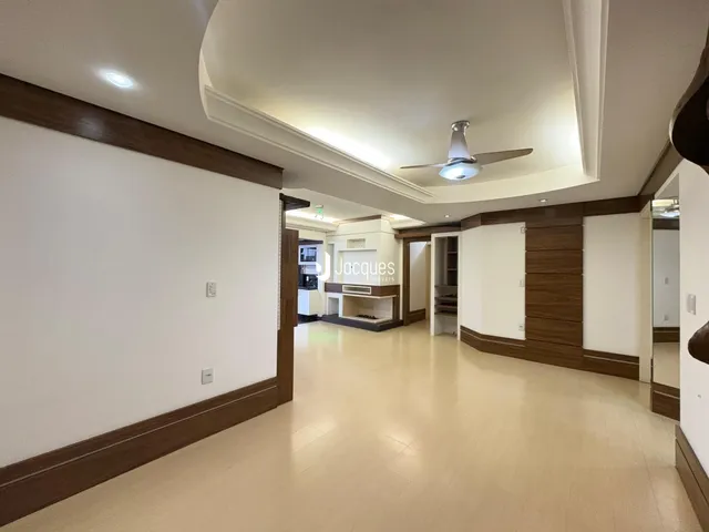 Hall de entrada com piso claro e detalhes em madeira.