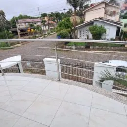 Vista da área externa com grade de proteção em uma propriedade em Lajeado.