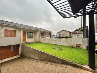 Vista da fachada de uma residência com jardim em Lajeado, Brasil.
