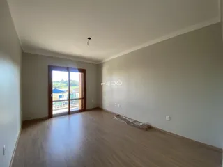 Sala de estar com piso de madeira e porta de vidro.