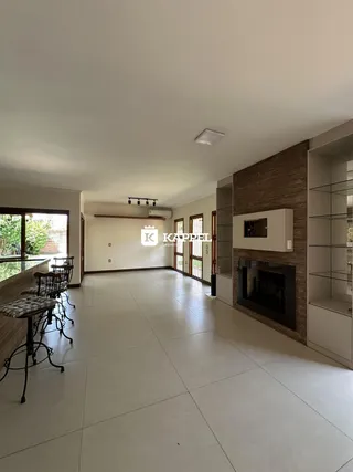 Foto de uma sala de estar ampla com piso de cerâmica e lareira.