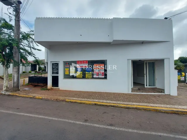 Fachada de um imóvel branco na rua em Lajeado.