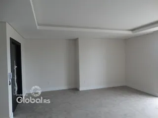 Vista interna de um ambiente com paredes brancas e piso claro.
