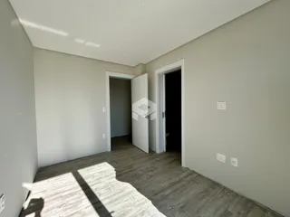 Hall com piso de madeira e portas visíveis.