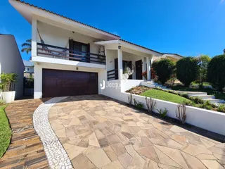 Fachada de uma casa moderna com garagem e área externa em Lajeado, Brasil.