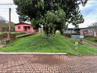 Fachada de uma residência em Lajeado, Brasil, com gramado e cerca.