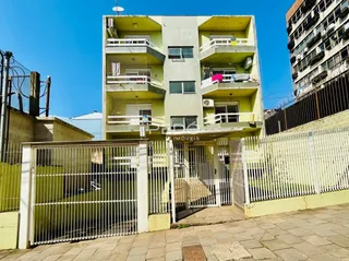 Fachada de um prédio residencial em Lajeado, Brasil, com portão de acesso.