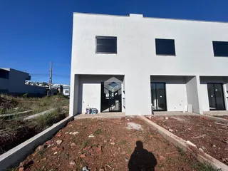 Fachada externa de uma residência branca em construção em Lajeado.