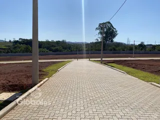 Vista de um caminho pavimentado que leva a uma área de terra aberta.