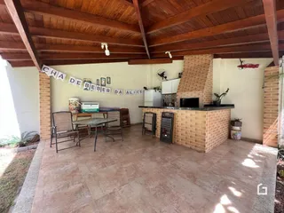 Ambiente interno com piso de cerâmica e vigas de madeira.