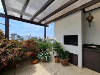 Vista da área externa com plantas e piso de cerâmica.