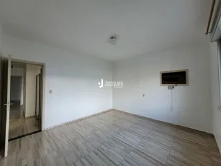 Ambiente interno com piso de cerâmica e paredes brancas.