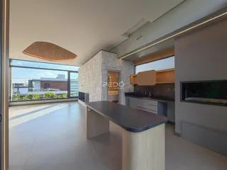 Ambiente moderno com grande janela e iluminação clara.