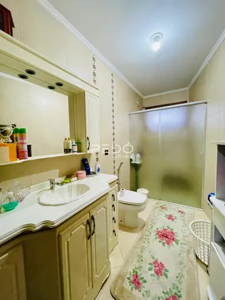 Foto de um banheiro interno com pia e vaso sanitário