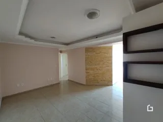 Interior de uma sala com piso de cerâmica e paredes claras.