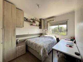 Quarto com armários e janela em um imóvel no Brasil.