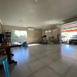 Ambiente interno com piso de cerâmica e equipamentos de ginástica.