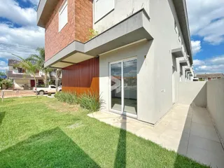 Fachada de uma residência moderna em Lajeado, Brasil, com jardim gramado.