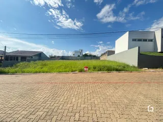 Vista externa de uma propriedade em Lajeado, Brasil, com gramado e muro.