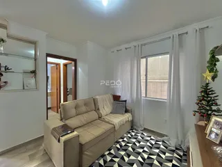 Sala de estar com sofá e janela em um imóvel no Brasil.