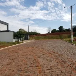 Pátio pavimentado com blocos de concreto na propriedade em Lajeado.
