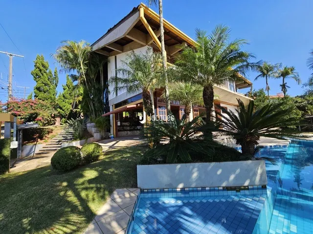 Fachada de uma residência com piscina e jardim em Lajeado.
