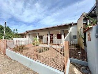 Fachada de uma casa em Lajeado, Brasil, com cerca e jardim frontal.
