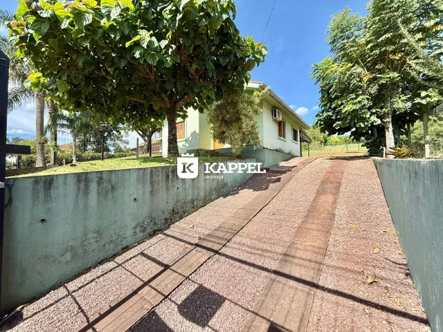 Exterior da casa em Lajeado, Brasil, mostrando a entrada e o caminho de acesso.