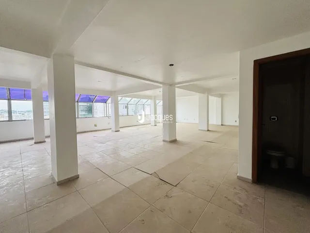 Corredor de um imóvel com piso de cerâmica em Lajeado.