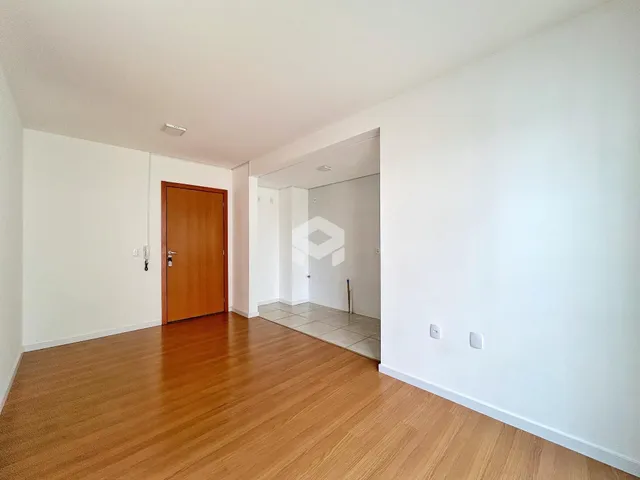 Ambiente interno com piso de madeira e porta de madeira.
