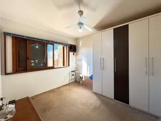 Interior de uma sala com janela e armários em Lajeado, Brasil.