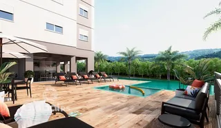 Vista de uma área externa com piscina e deck em Lajeado.