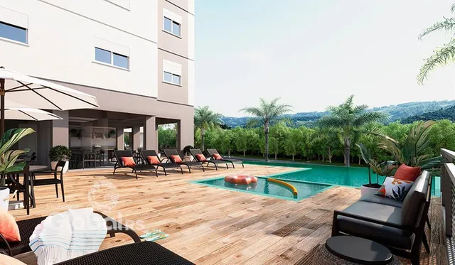 Vista de uma área externa com piscina e deck em Lajeado.