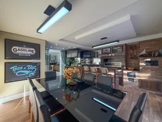 Sala de estar moderna com piso de madeira e detalhes em tijolo aparente.