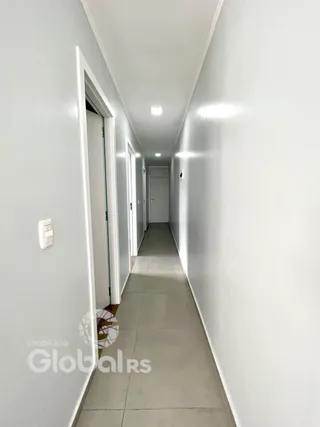Corredor interno de uma residência em Lajeado, Brasil.