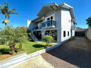 Fachada de uma casa em Lajeado com jardim e entrada de garagem.