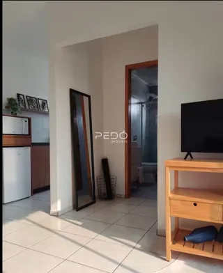 Ambiente interno de uma sala com piso de cerâmica e móveis de madeira.