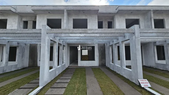 Fachada de um prédio residencial em Lajeado, Brasil, com colunas de concreto.